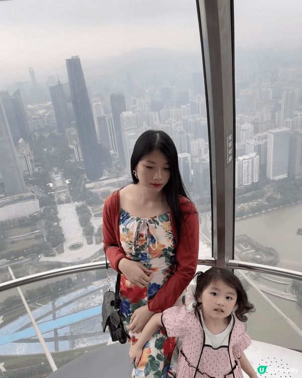 在復活節，跟家人去廣州塔之旅，雖然排隊去坐吊車，要等很長時間...
