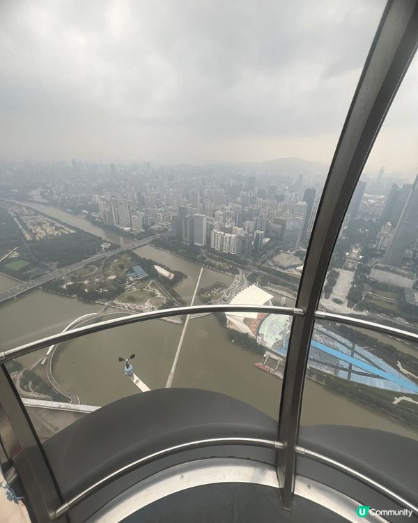 在復活節，跟家人去廣州塔之旅，雖然排隊去坐吊車，要等很長時間...