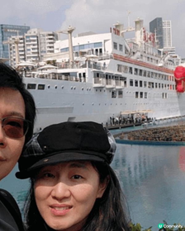 位於深圳蛇口的海上世界,把真遊輪移去碼頭岸上, 改裝成商場及...