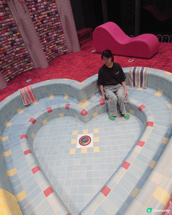 北角油街實現名為“左旅們浴場”藝術展覽, 是本地藝術家將兩層...