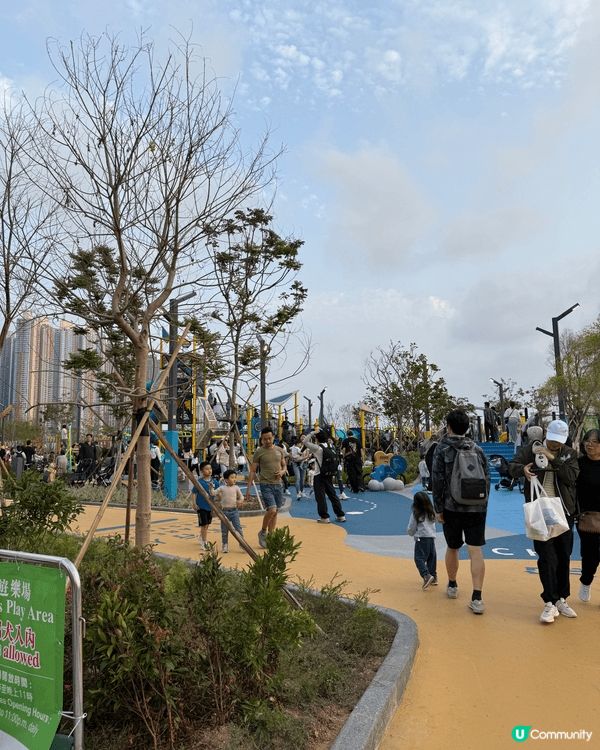 將軍澳南公園，地方面積大，是小孩歡樂的好地方，小朋友暫時一歲...