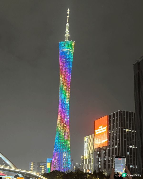 我和家人在今年春節去了廣州旅行，夜遊珠江看到珠江塔的夜色，另...