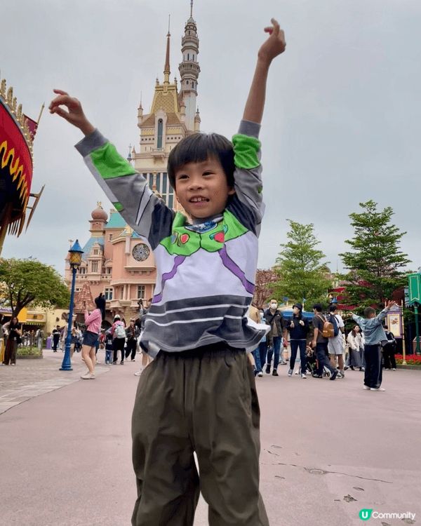 香港迪士尼樂園係大人同小朋友都滿載歡笑嘅地方，無論刺激遊戲定...