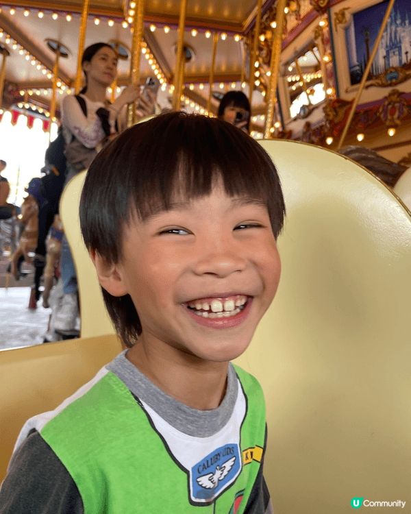 香港迪士尼樂園係大人同小朋友都滿載歡笑嘅地方，無論刺激遊戲定...