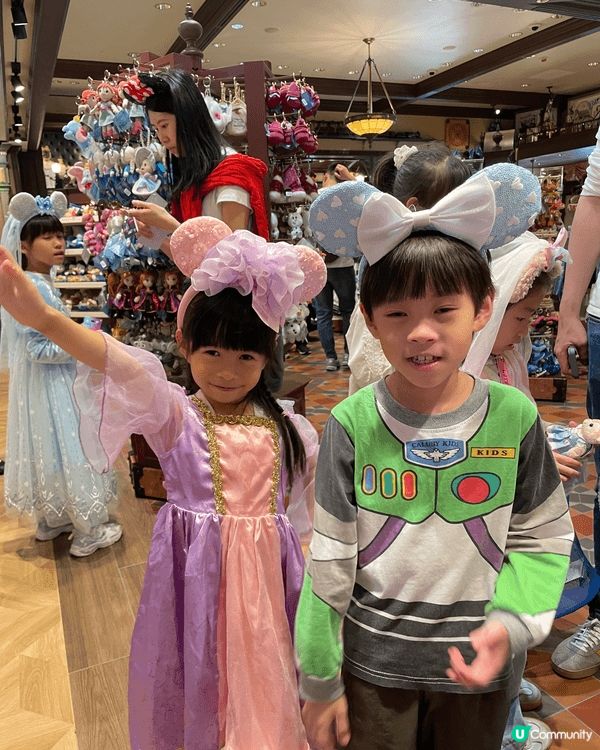 香港迪士尼樂園係大人同小朋友都滿載歡笑嘅地方，無論刺激遊戲定...