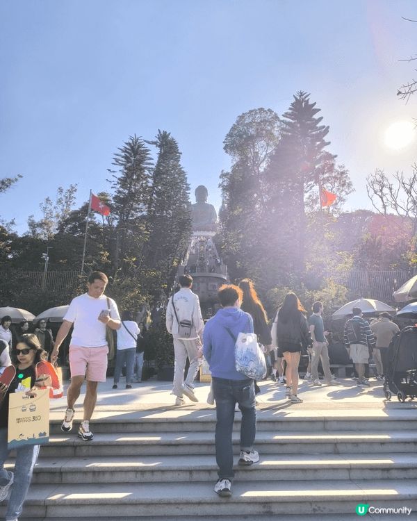 今次爸爸抱埋囡囡一齊登上昂坪360大佛