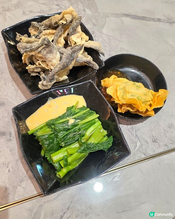 呢個手工如魚扎幾特別, 紮實彈牙夠足料. 用魚肉做皮, 鮮豬...