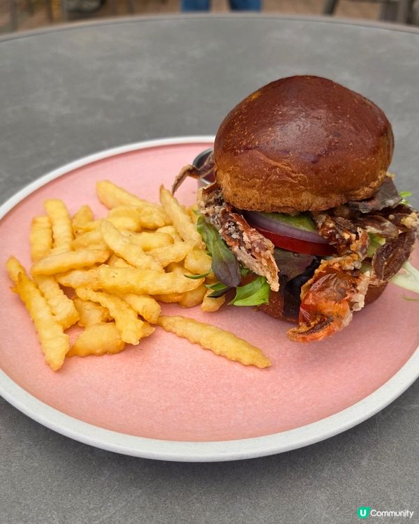 軟殼蟹漢堡配牛油果醬及薯條,  餐湯係紫薯湯, 我飲蘋果汁.