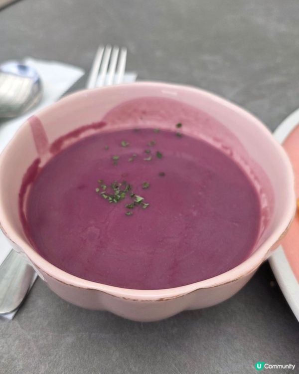 軟殼蟹漢堡配牛油果醬及薯條,  餐湯係紫薯湯, 我飲蘋果汁.