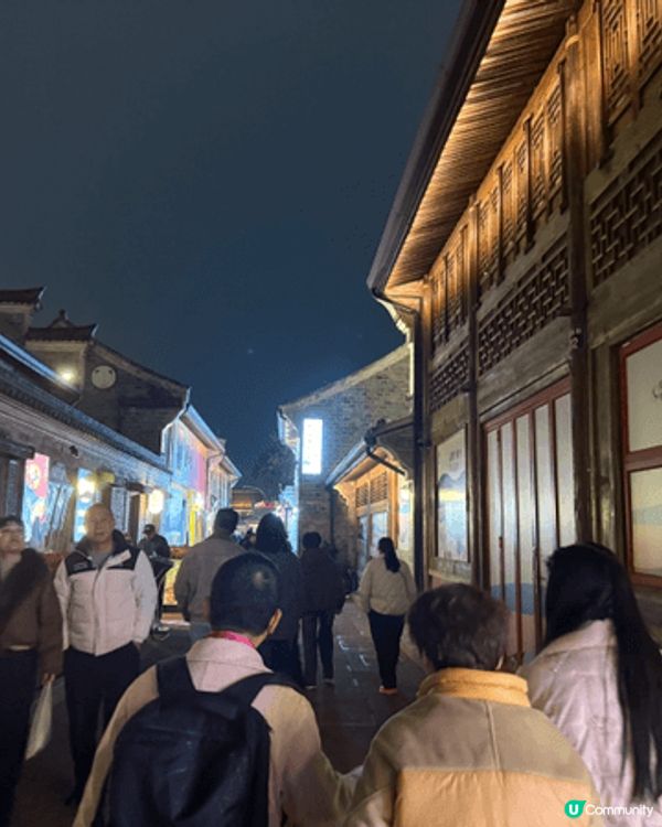 寧波南塘夜市依偎南塘河畔，夜色中黛瓦粉牆披上燈彩，古韻悠然。...