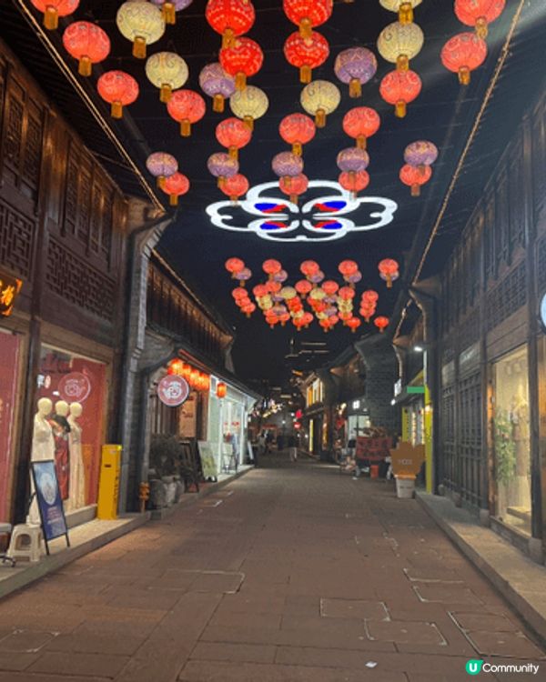 寧波南塘夜市依偎南塘河畔，夜色中黛瓦粉牆披上燈彩，古韻悠然。...