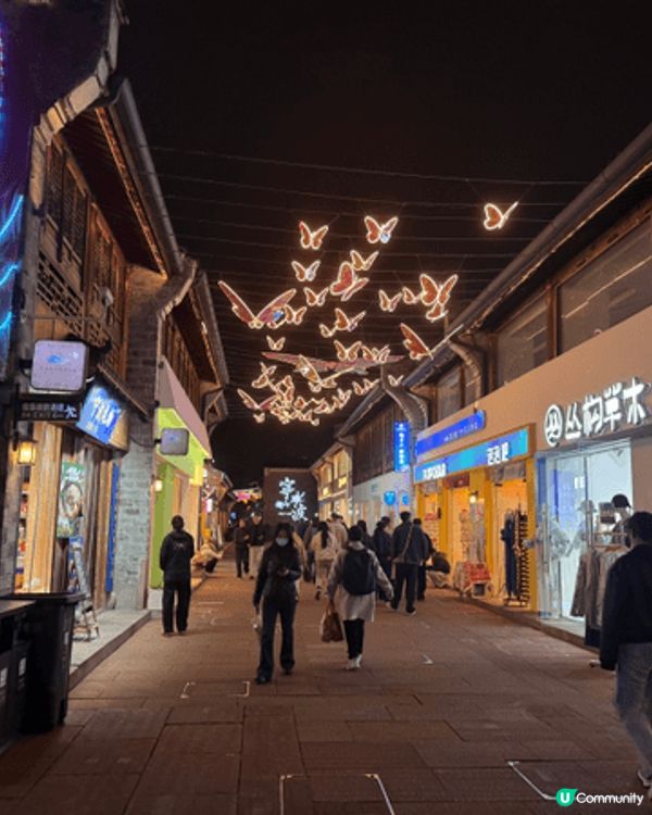 寧波南塘夜市依偎南塘河畔，夜色中黛瓦粉牆披上燈彩，古韻悠然。...