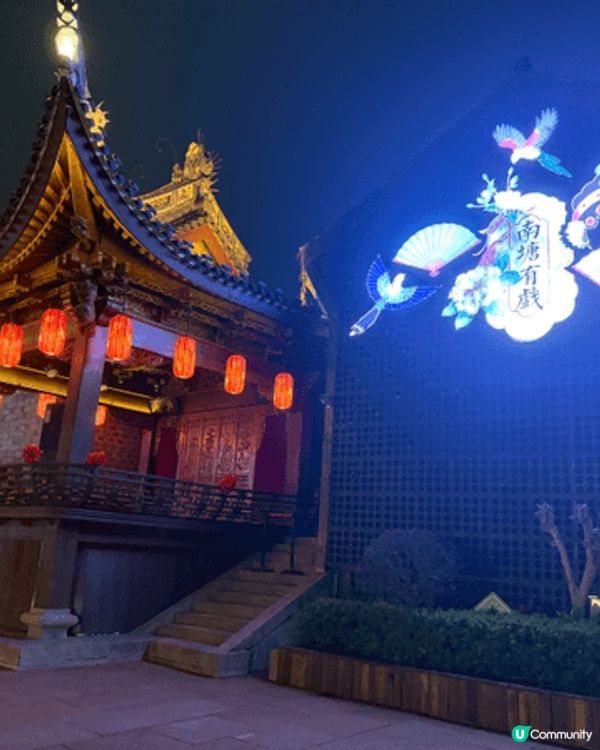 寧波南塘夜市依偎南塘河畔，夜色中黛瓦粉牆披上燈彩，古韻悠然。...