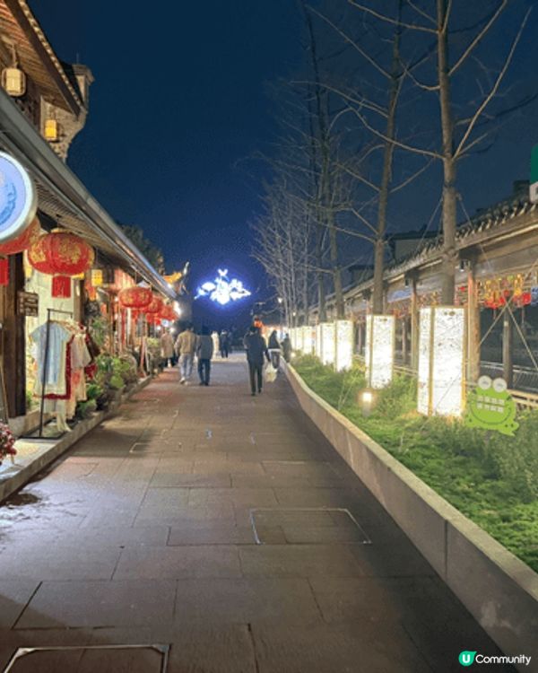 寧波南塘夜市依偎南塘河畔，夜色中黛瓦粉牆披上燈彩，古韻悠然。...