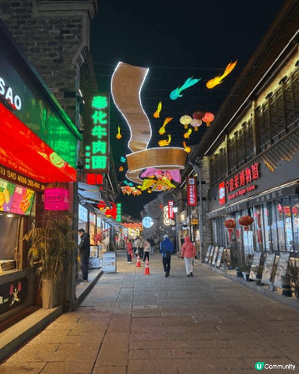 寧波南塘夜市依偎南塘河畔，夜色中黛瓦粉牆披上燈彩，古韻悠然。...