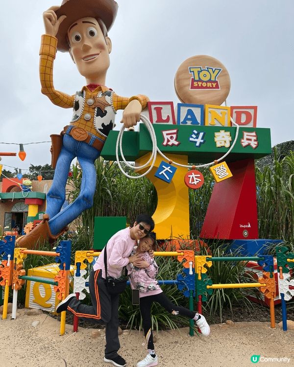 我哋一家人約埋嫲嫲去迪士尼玩，嗰日非常好天，人又唔多，超級開...