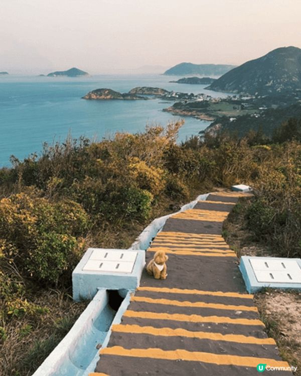 這張照片拍攝於砵甸乍山徑，沿途可眺望大浪灣海岸與山巒，景色壯...