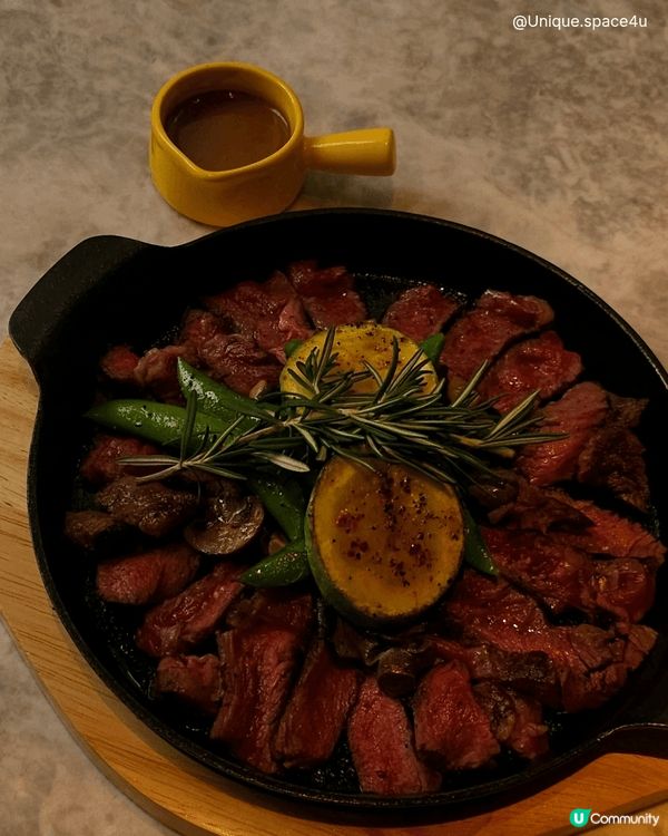 在大眾的刻板印象中，「網紅餐廳」往往與「拍照漂亮但味道平平」...