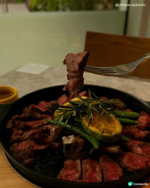 在大眾的刻板印象中，「網紅餐廳」往往與「拍照漂亮但味道平平」...