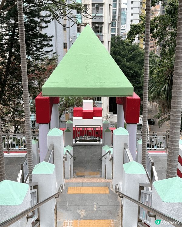 位於香港醫學博物館旁邊嘅公園，建築物好似由積木砌成咁樣，尤如...