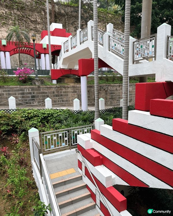 位於香港醫學博物館旁邊嘅公園，建築物好似由積木砌成咁樣，尤如...