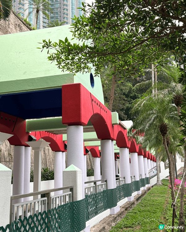 位於香港醫學博物館旁邊嘅公園，建築物好似由積木砌成咁樣，尤如...