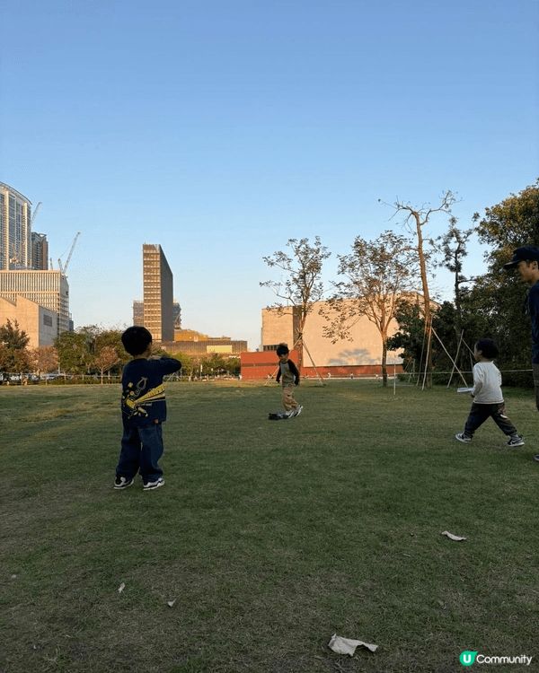 西九文化區坐擁維港海景，夕陽下漫步海濱長廊，還有一片草地，間...