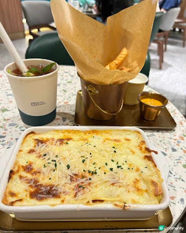 V Walk 💕 經典肉醬千層麵 + 自家製水果冰茶