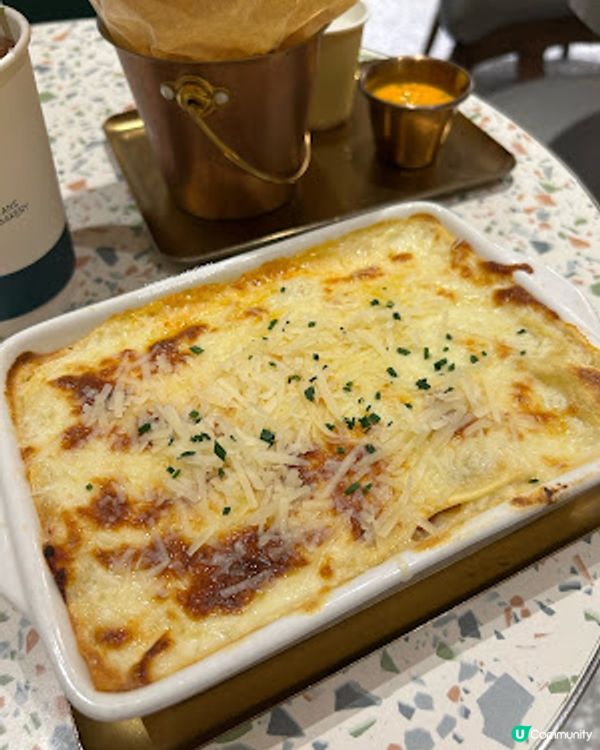 V Walk 💕 經典肉醬千層麵 + 自家製水果冰茶