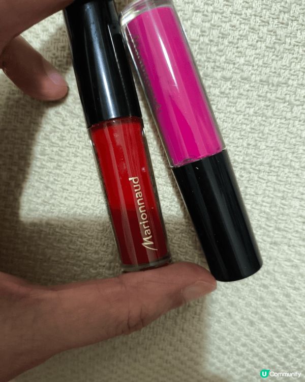 相中係 Marionnaud 嘅唇彩／唇釉，配有紅色同粉紅色...