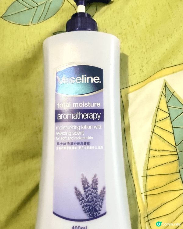 紫瓶是凡士林香薰舒緩潤膚露：這是400ml 的大容量乳液，薰...
