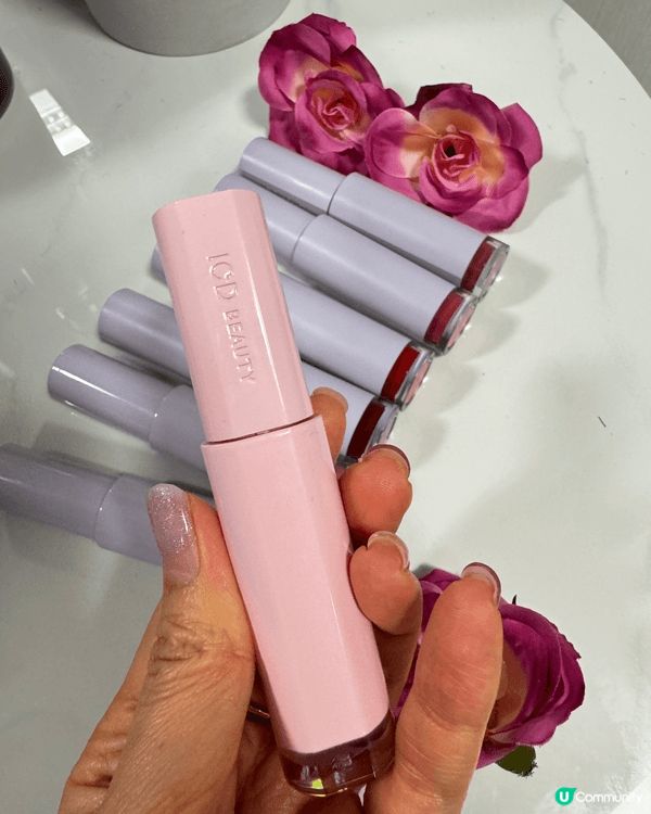 來自韓國品牌 Riman 的彩妝系列唇膏，分為有色系列和潤唇...