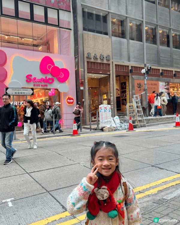小朋友在不同地方都見到Sanrio商店十分開心