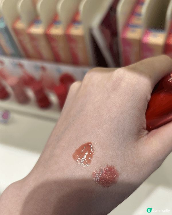 第一個產品fwee唇釉顏色清透立體有光澤還可以唇頰二用 我自...