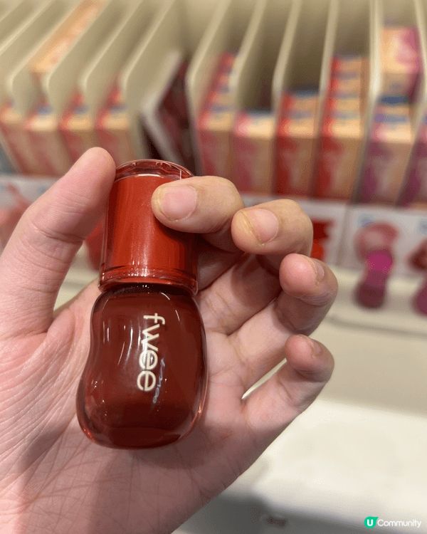 第一個產品fwee唇釉顏色清透立體有光澤還可以唇頰二用 我自...