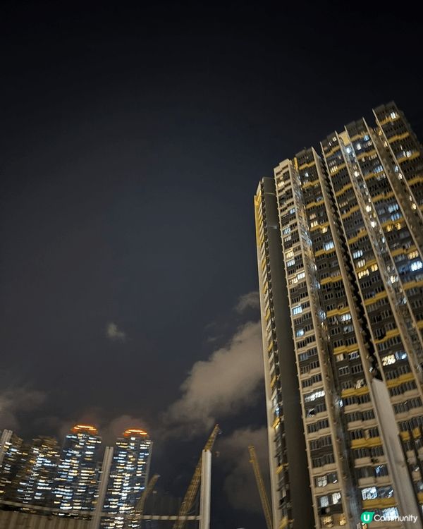 香港的景色是無比漂亮的，晚上的高樓大廈，以及月亮的呈現都很漂...