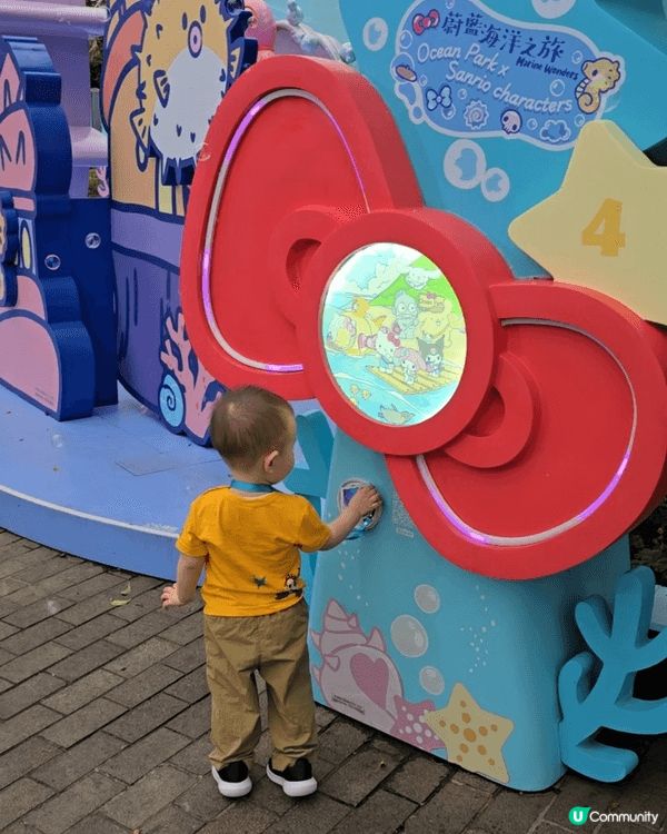 小朋友係海洋公園同Sanrio機玩得好開心。快樂的童年!
