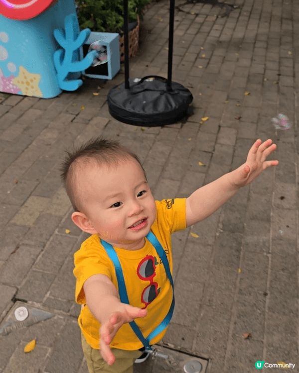 小朋友係海洋公園同Sanrio機玩得好開心。快樂的童年!