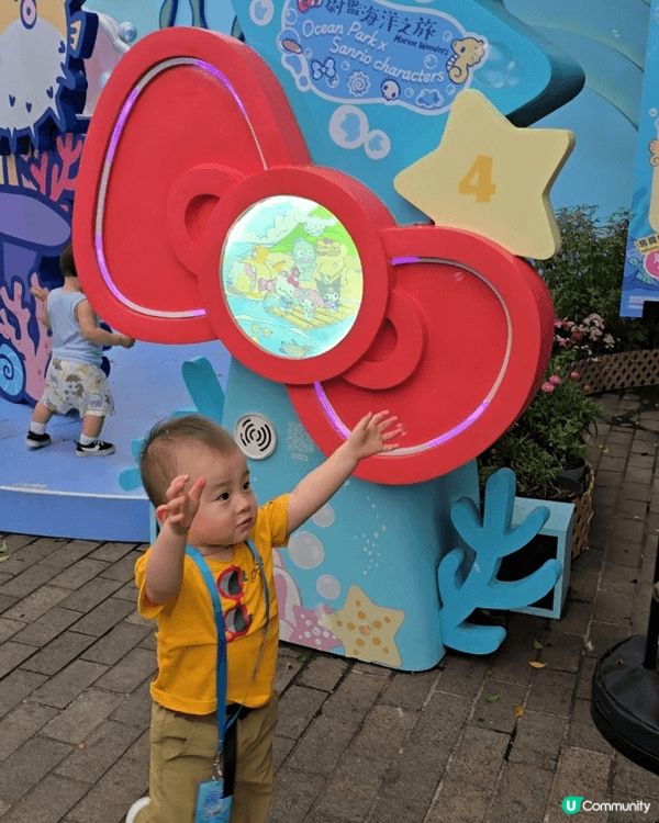 小朋友係海洋公園同Sanrio機玩得好開心。快樂的童年!
