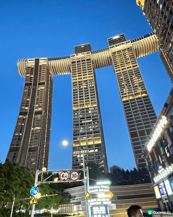 重慶渝中區來福士是一個非常好的旅遊及購物🛍️地點，可以考慮一...