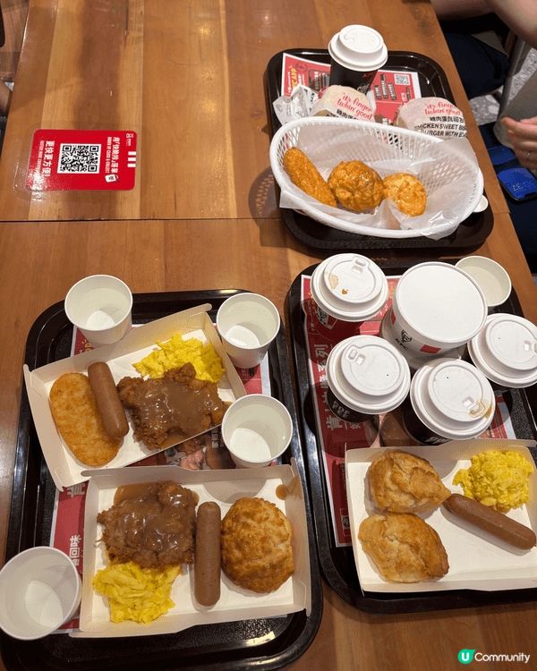 KFC早餐選擇多樣，以即叫即做為賣點，整體表現穩定。漢堡包鬆...