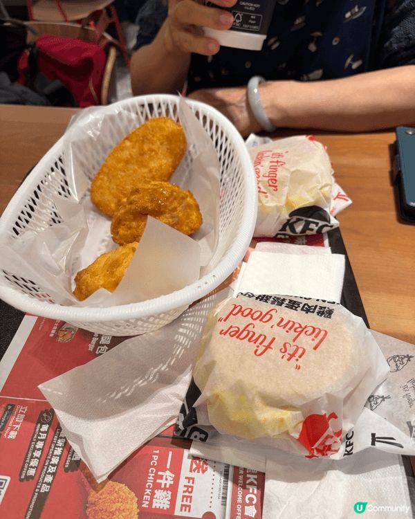 KFC早餐選擇多樣，以即叫即做為賣點，整體表現穩定。漢堡包鬆...