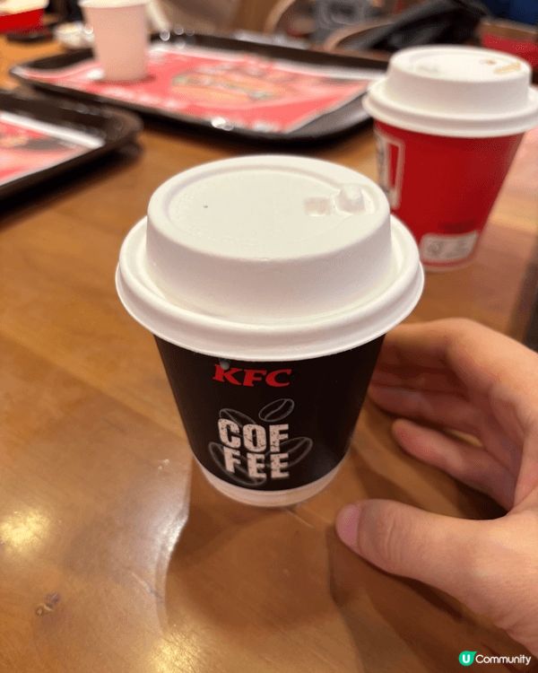 KFC早餐選擇多樣，以即叫即做為賣點，整體表現穩定。漢堡包鬆...