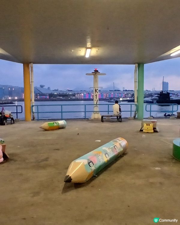 觀塘海濱及碼頭，可以chill下睇海，大片草地野餐又得，碼頭...