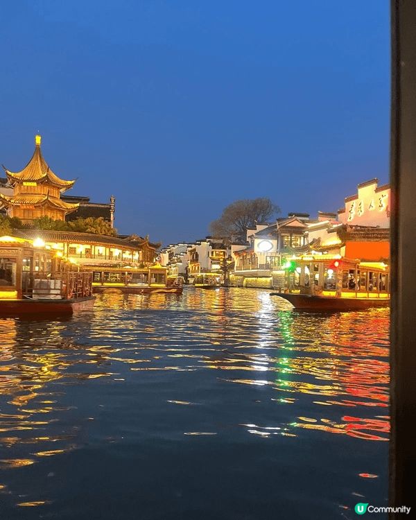 南京真係充滿書香味～日間景色古色古香，夜晚景色加了燈光效果，...
