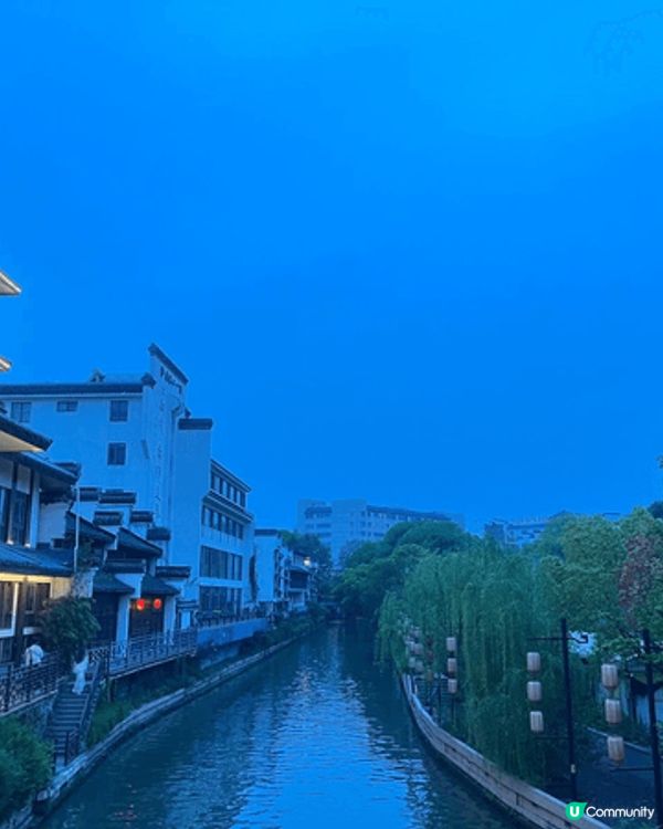 南京真係充滿書香味～日間景色古色古香，夜晚景色加了燈光效果，...