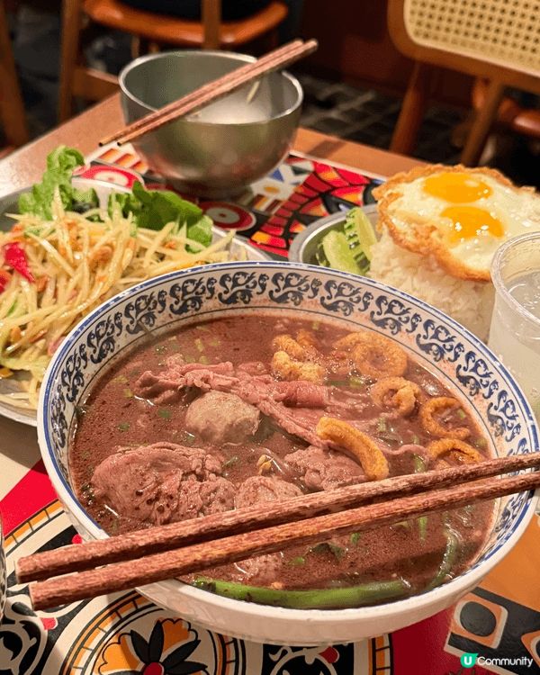 泰排檔嘅醬料同食材大多由泰國直送，味道夠晒地道！試咗船麵湯底...