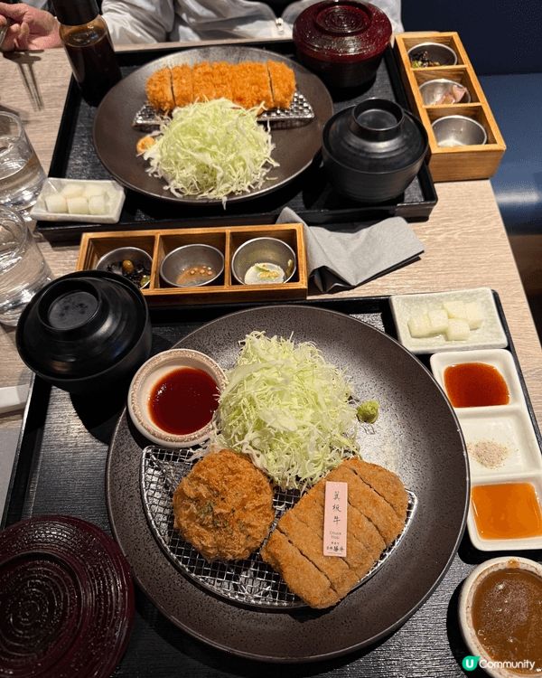 早前去左一間日式餐廳食吉列牛定食，圖中既係和牛忌廉牛肉餅．二...