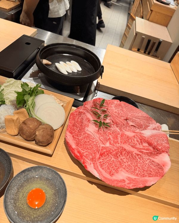 中環必試壽喜燒店！師傅即席烹調，厚切油花勻稱的和牛配上新鮮蔬...