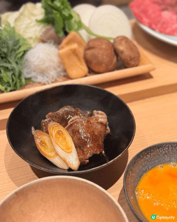 中環必試壽喜燒店！師傅即席烹調，厚切油花勻稱的和牛配上新鮮蔬...